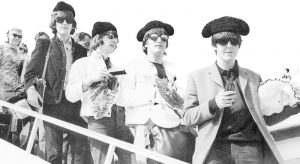 Los Beatles descendiendo las escalerillas del avión en el aeropuerto de El Prat, Barcelona, 1965
Los Beatles en España
