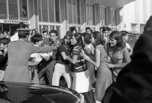 Fans en Barajas el día de la llegada de los Beatles a España en 1965
Los Beatles en España