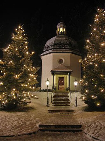 Actualmente la Stille-Nacht-Kapelle sustituye a la Iglesia de San Nicolás original que fue gravemente dañada por inundaciones a finales del siglo XIX