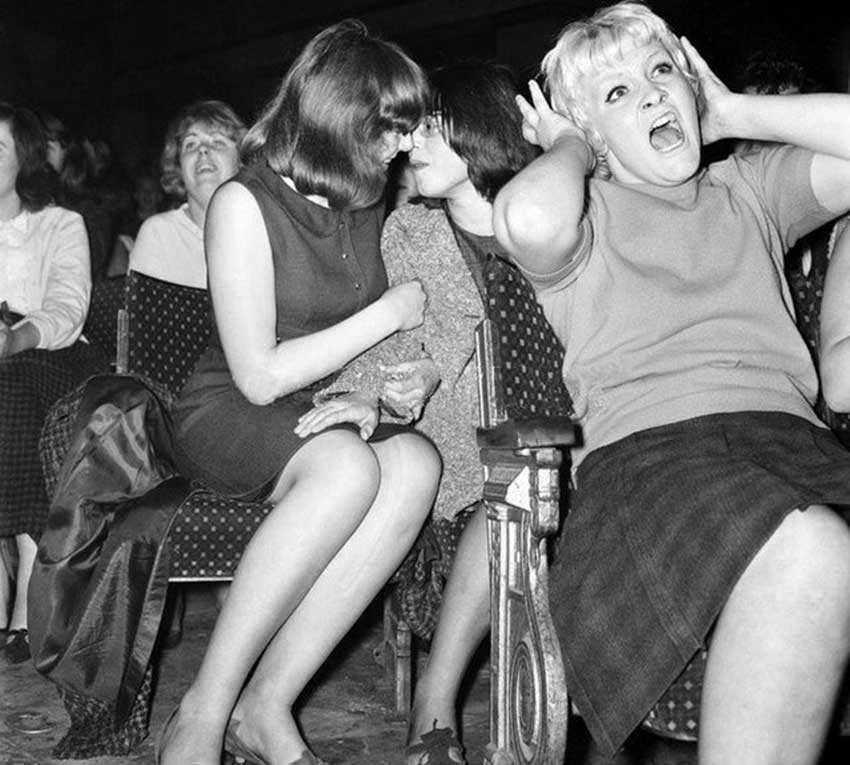 Pareja de lesbianas en u concierto de los Beatles