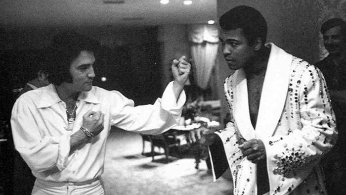 Elvis y Ali vistiendo la "bata"