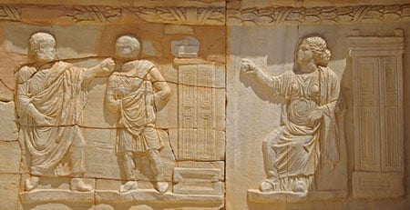 Cómicos romanos llevando soccus